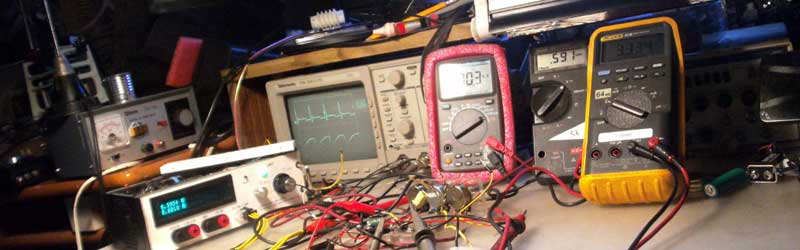 Вот то, куда подключены щупы осцилографа и мультиметры это joule thief, но на двух транзисторах.